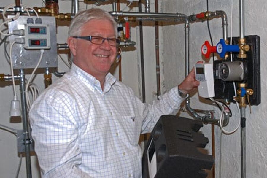 Thore Sydtangen med sentralen som styrer solfangeranlegget.