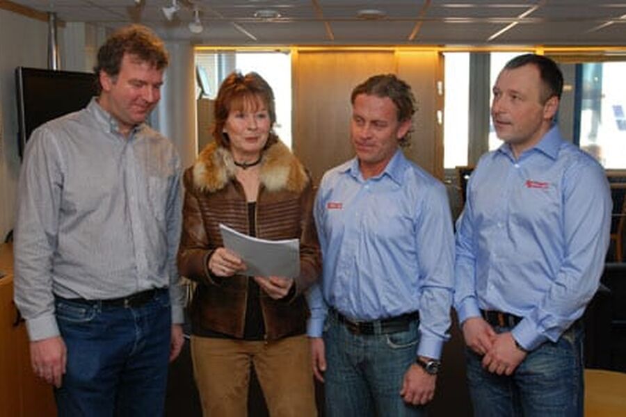 Prosjektleder Evy Aker omringet av beundrere som har bidratt til