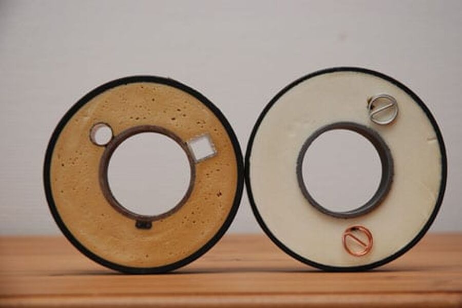 Tverrsnitt som viser rørutviklingen. Det til venstre var det beste på markedet for ti år siden. Det til høyre er nyeste type. Man kan se at porene er mye tettere og jevnere på det nyeste.