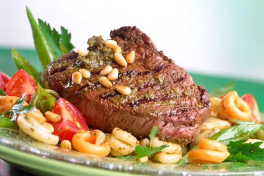 Pestomarinert ytrefilet, en ypperlig rett til begge de ovennevnte vinene. Foto: Matprat/Kim Holthe