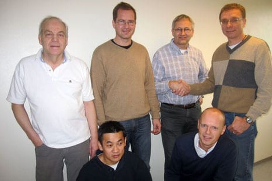 Her ser vi gjengen samlet under signeringen. Fra Hybrid Energy: Hågen Leinan, Stein Rune Nordtvedt, Bjarne Horntvedt og Cuong Vo. Fra Nordisk Energikontroll: Tor Sveine og Frank Olsen