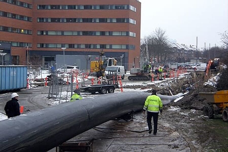 Et 130 meter langt vannrør på 1,1 meter i diameter blir ført under kloakkrør i København.