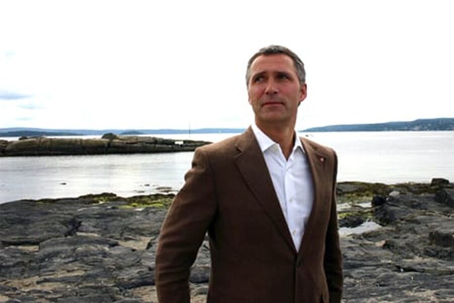 Hva ser du etter, statsminister? Alternativ til din oljefyr? Pellets er billigere! Foto: Statsministerens kontor