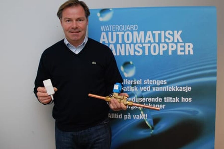 Daglig leder Haakon Munkejord i Waterguard AS med utstyret som kan spare enorme beløp.