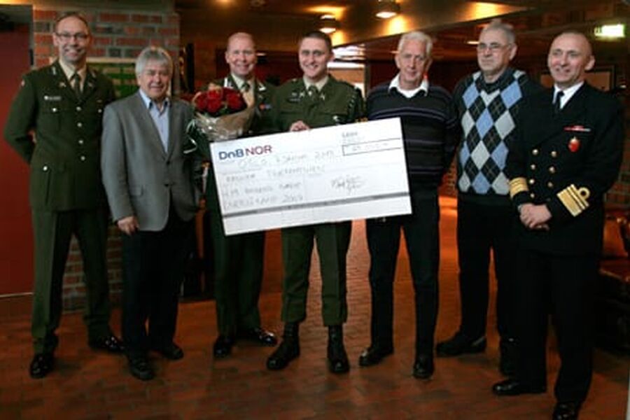 Stolte vinnere av Energikampen sammen med prisutdelerne. Fra v.: EBA-/miljøoffiser Albregt Moltumyr (HMKG), administrerende direktør i Forsvarsbygg Frode Sjursen, Gardesjef Odd Andreas Søbstad, hovedtillitsvalgt Lars V. Hagerup (HMKG), driftstekniker Ragnvald Hillestad (Forsvarsbygg), driftstekniker Jørn Endre Olsen (Forsvarsbygg) og Sjef Forsvarsstaben Jan Eirik Finseth.