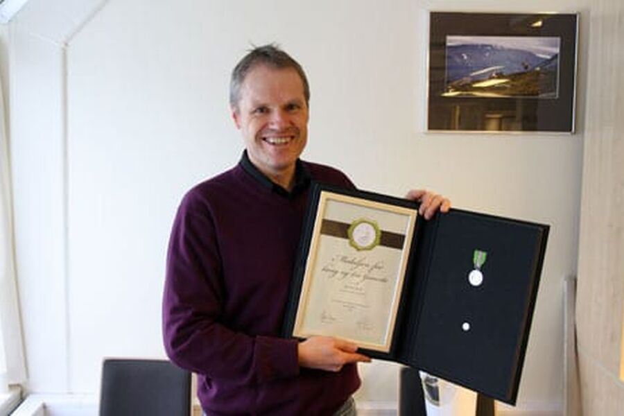 Jan Erik Gjerde her med medaljen fra Det Kongelige Selskap for Norges Vels.