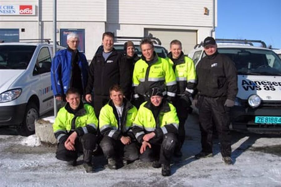 Her har vi staben i Arnesen VVS foran sitt bygg i Alta.