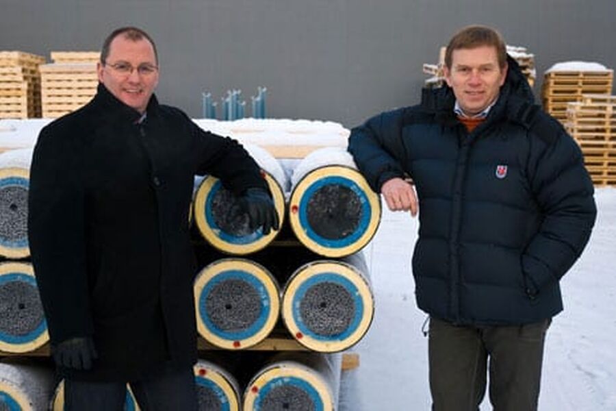 Her er daglig leder Geir Kåre Kroken og fabrikksjef Nils Christian Steig fotografert med rør som er ideelle i januarkulde.