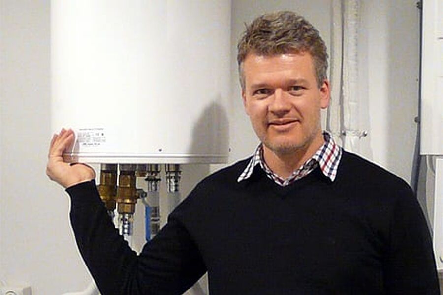 Ronny Kolstad i teknisk rom for vannbåren varme i Bauer Energis nye bygg i Kristiansand.