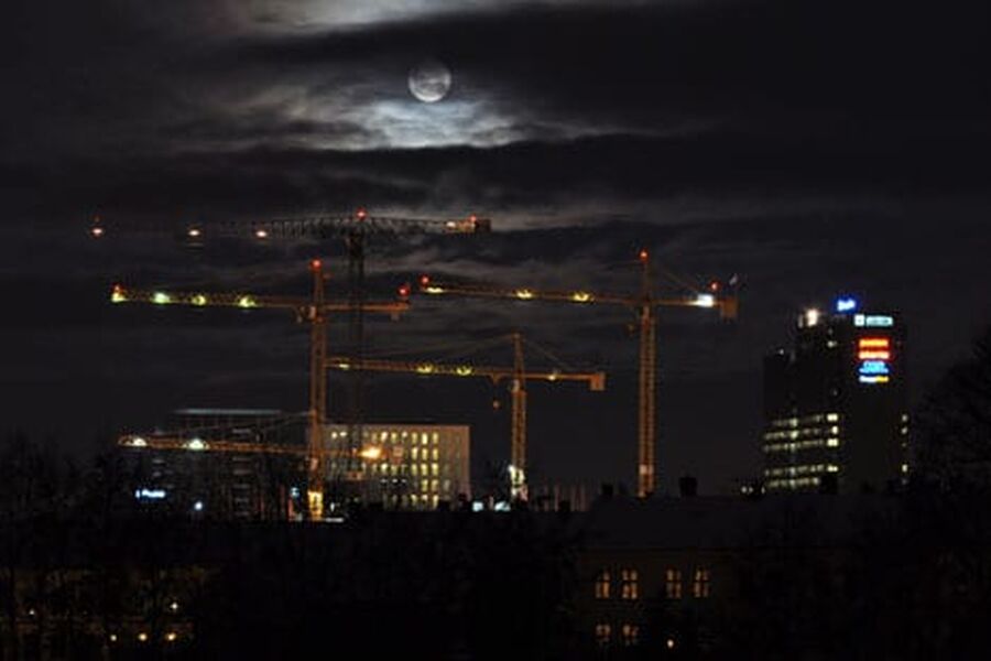Men helt fri ble det ikke, for grytidlig en morgen kunne jeg se dette fra stuevinduet. Det er fullmånene over byggekranene i Bjørvika.