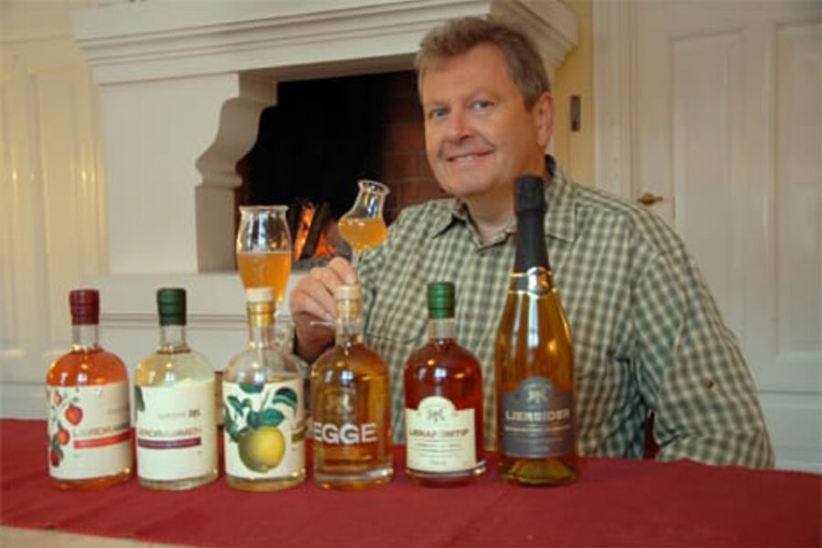 10 generasjoner før Marius har drevet Egge Gård i Lier, men han er en første som våger å ta opp kampen med Cognac, Calvados, Champagne og Obstler. Foto: Per Henrksen