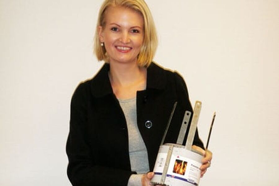Marketingleder Ingrid Løvaas med en Wavin Asto brannmuffe.