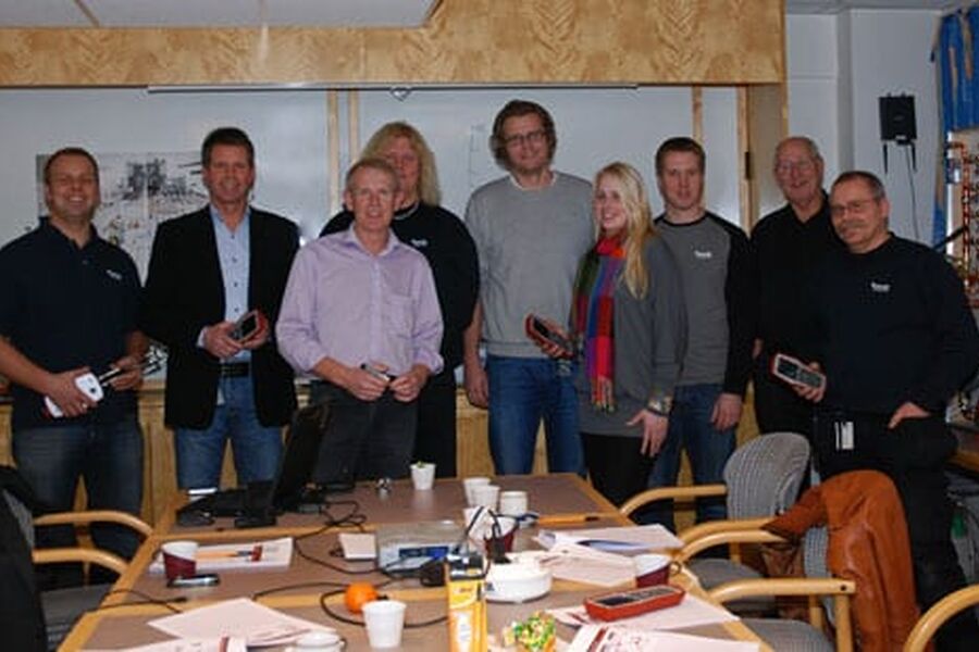 Foran i skjorte, Bjarne Andreassen fra TA College i Danmark, nummer to fra høyre, Lennart Kallin fra TA i Sverige. De øvrige er kursdeltakere fra Inva Engineering.