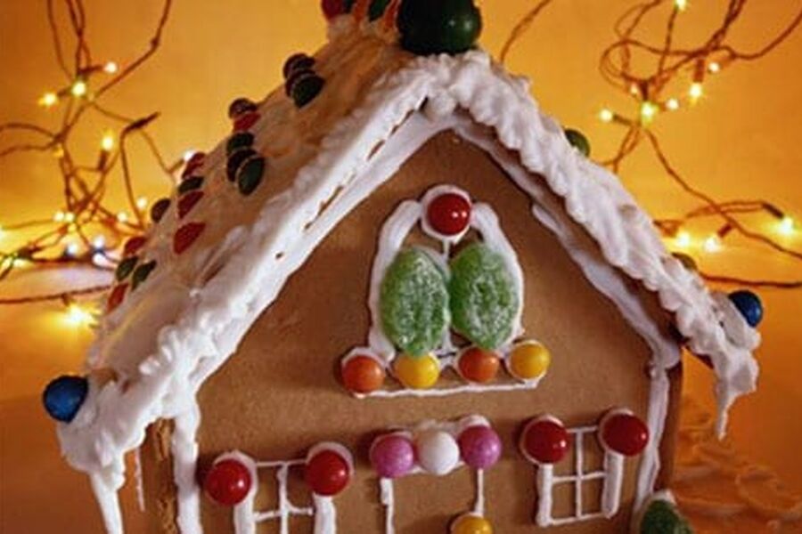 Det er fullt mulig å lage et vakkert og velsmakende pepperkakehus uten profesjonell hjelp, bare du vet hvordan.