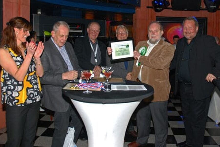 Fra venstre: Vibeke Olsen, Stiftelsen Vekst  Kai Hollstedt, Stiftelsen Vekst  professor Oddbjørn Sjøvold, Høgskolen i Oslo  Bjørn Tore Larsen, Stiftelsen Vekst  Ole Daniel Enersen og Johnny Almvang.