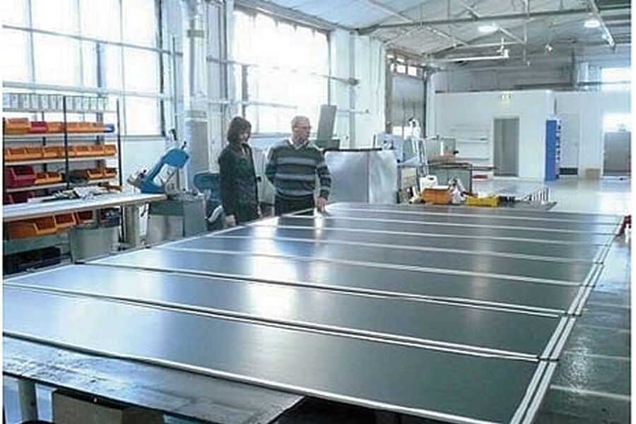 Representanter fra Chevron Phillips Chemicals Int. inspisererer Aventas produksjon av solfangere i Holmestrand. Foto: AventaSolar