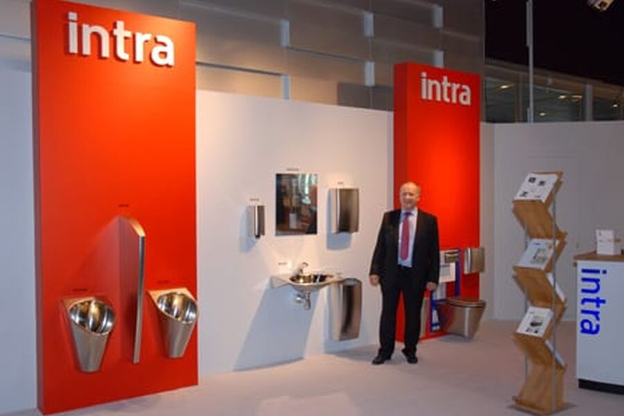 Prosjektleder Dan Karlsson i Intra Mölntorp har arbeidet med Intra sanitærprodukter på det svenske marked i ett år: går gradvis, men det er positiv interesse. Plast og porselen er billigere, men dette holder og er billigere i det lange løp.