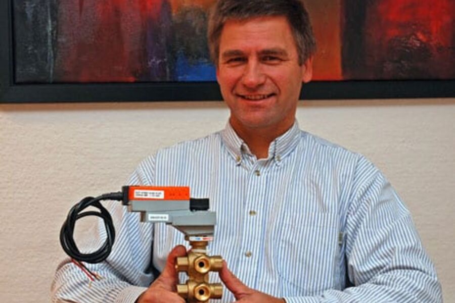 - Vi er opptatt av å selge løsninger, ikke bare dingser. Vi strever kontinuerlig for å finne innovative løsninger på gamle problemer sier administrerende direktør Johan O. Brevik i Belimo Automation Norge AS.