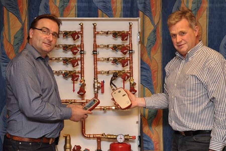 Produktsjef Rune Norstrøm og administrerende direktør Ove Hjelleset med det nye innreguleringsverktøyet TA Scope.