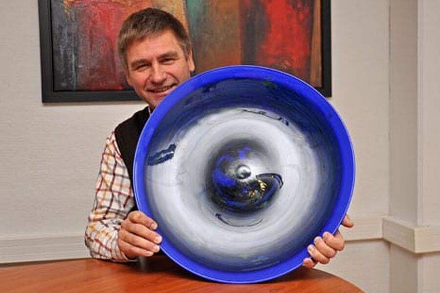 Administrerende direktør Johan O. Brevik med Leverandørprisen 2009 fra Trox Auranor.