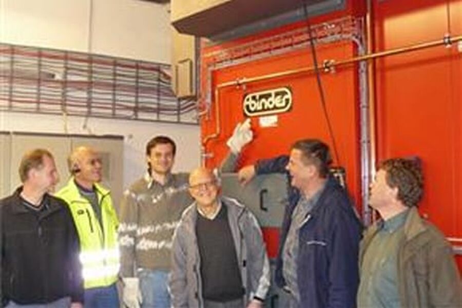 Den nye varmesentralen. Fra venstre:Driftsteknikker Nell-Endre Gravlie, rådgiver Stein Hellem, montør Reinhard Kager, prosjektleder Jørn Glomnes, leverandør Jakob Scherven, byggeleder Arne Hansen. Foto: Grønn Varme i Landbruket