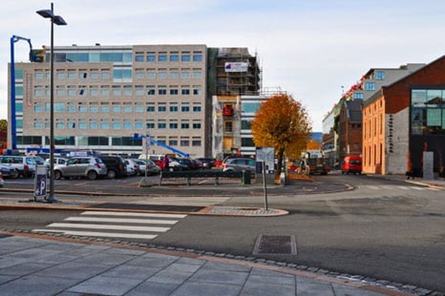 Det nye NAV-huset i Drammen (t.v.) får varme fra dypet. Det samme gjør Papirbredden (t.h.) og det nye Choice-hotellet (t.h. i bakgrunnen).