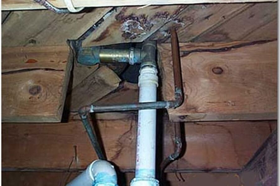 Omlegging av energiform i gamle hus krever stor omtanke for å hindre fuktskader, mener man ved Chalmers tekniska högskola tekniska högskola i Gøteborg.