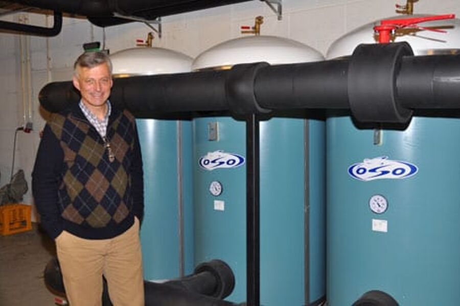  Hvis vi senker temperaturen med én grad hjelper det oss veldig om sommeren, da vi snur vannstrømmen og henter opp vann fra de kalde brønnene for å kjøle bygget sier Wilhelm Huus-Hansen.