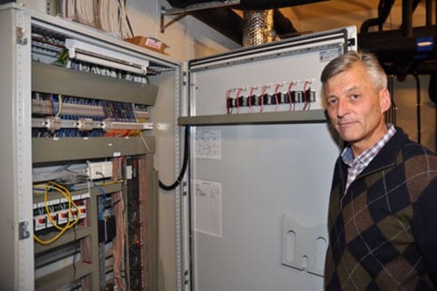 Markedssjef Wilhelm Huus-Hansen med styringstavlen til varme- og kjølesentralen under Ultra-butikken i Kvartal 10.