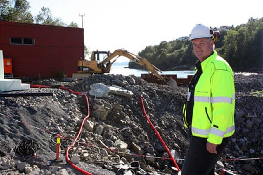 FJERNVARME: Forsvarsbyggs prosjektleder Arne Aalvik foran varmesentralen på Haakonsvern. Denne skal nå utvides for å gi plass til sjøvarmepumpe nummer to. Når denne er på plass, vil de to nye varmepumpene dekke ca. 50 prosent av marinebasens varmebehov. Levert varmeeffekt er opptil 770 kkilowatt per pumpe.