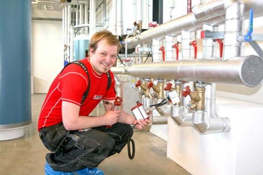 Mattis Bjørgan valgte VVS fremfor IKT og er blitt hjelpemann hos Comfort Brønnøysund Rør. Her finkalibrerer han varmepumpesystemet ved Avinors nye terminalbygg.