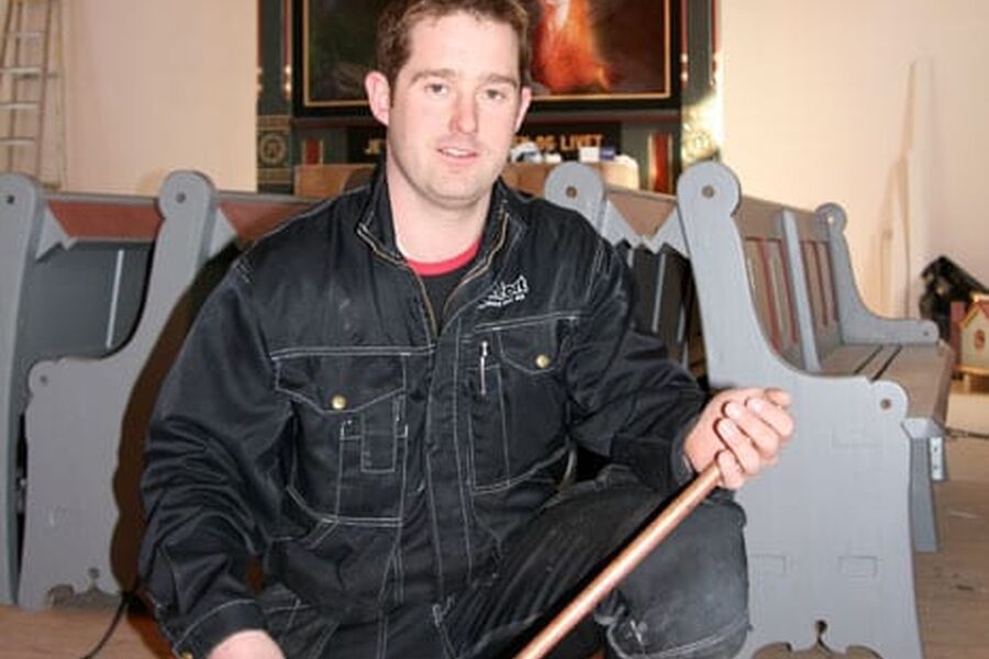 Under kirkegulvet har Martin Vandalsvik og hans kollegaer lagt 1.800 meter rør for gulvvarme.