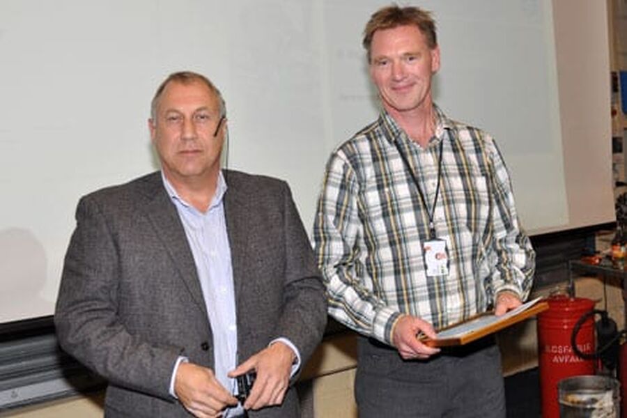 Salgssjef Ulf Michaelsen i If Skadeforsikring og daglig leder Torstein Tveiten i Rørsenteret Kongsberg AS. Rørsenteret fikk prisen for god implementering av holdninger, vilje til å utvikle bransjen, og skadefrihet.