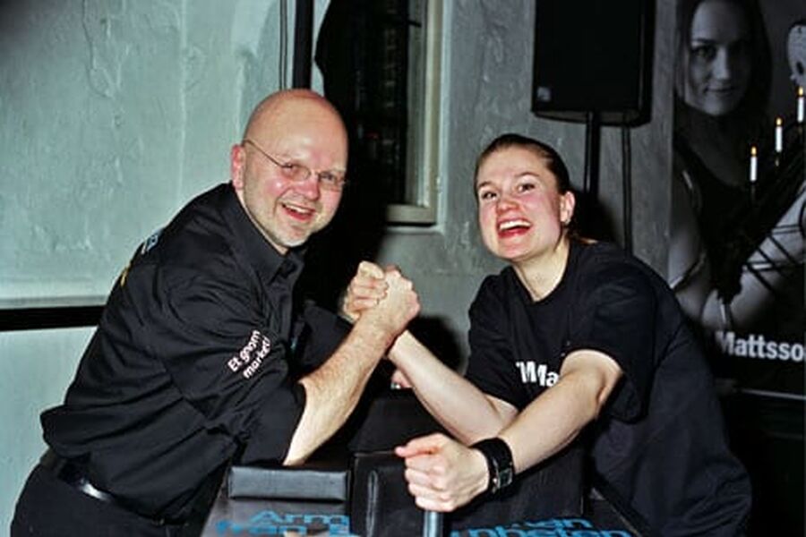 Rune Cortsen trives med konkurranse. Her utfordrer han Heidi Andersson, armbryterskan från Ensamheten, under et stort Ostnor-arrangement i januar 2006.