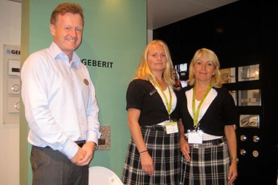 Geberit AquaClean  toalettet som vasker deg med vann  selger stadig bedre i Norge. Her er firmaet representert ved Trond Ørneberg, Beate Larsson Gerø og Hege Eriksen.