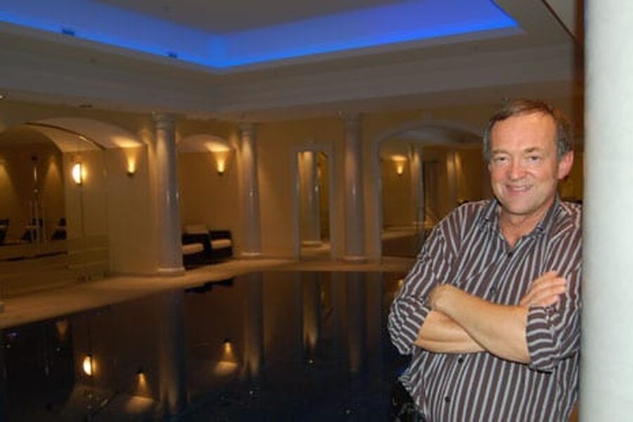 Sekretariatsleder i Byggkeramikkforeningen Arne Nesje på befaring i Britannias nye Spahotell.