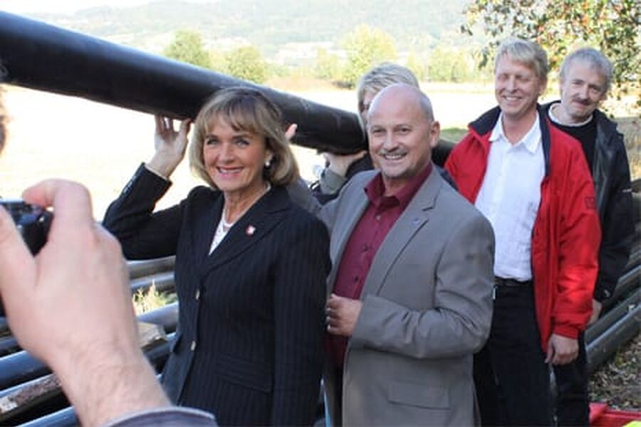 Ordfører i Lier Ulla Nævestad, fylkesordfører Roger Ryberg, rådgiver i Lier Gro Hofstad (delvis skjult), Jan Topstad i Norsk Bioenergi og Anders Fossum, Buskerud fylkeskommune. Foto: Buskerud fylkeskommune.