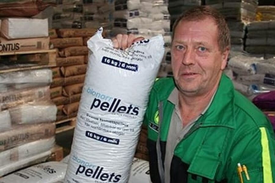 Per Olav Husby i Felleskjøpet i Steinkjer selger mye pellets til oppvarming, og han har også selv investert i en pelletskamin hjemme. (Foto: Anne Sigrid Haugset)