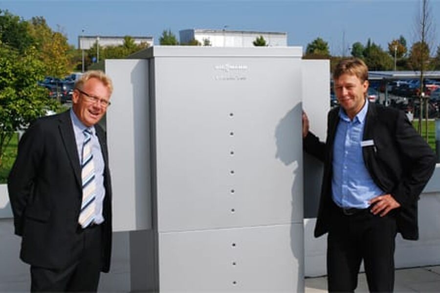 Administrerende direktør Jan Svendsen i Viessmann Norden og administrerende direktør Robert Ljøner i Varmeteknikk Norge med en særdeles stillegående Viessmann varmepumpe. Alle foto: Ole Daniel Enersen.