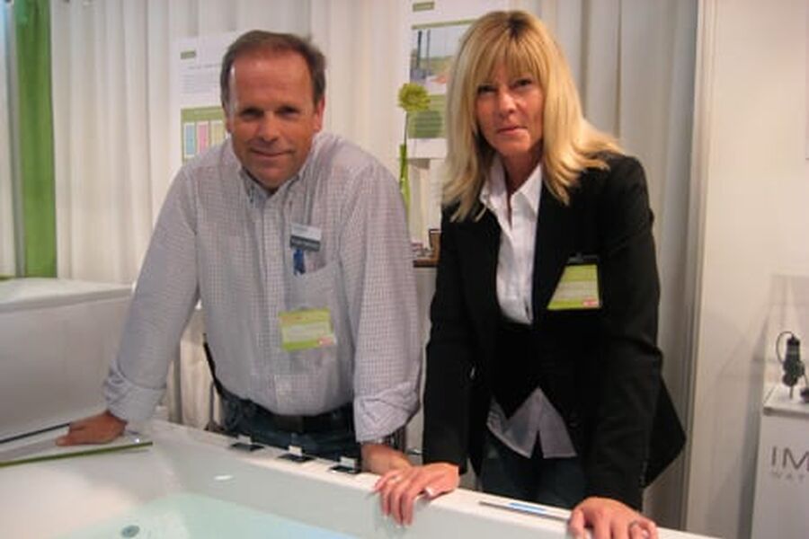 Daglig leder i Imma Waterline, Roger Løkkevik og salgs- og markedssjef, Kari Fosvold er strålende fornøyde med responsen på sine massasjekarnyheter.