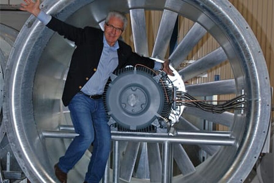 Leif Amdahl demonstrerer kjøkkenvifter i særklasse. Denne skal til T-banen i Isfahan i Iran. Bladdiameteren er 170 cm, ytre diameter 225 cm. Disse viftene har motorer på 140/22 kW. Foto: Ole Daniel Enersen