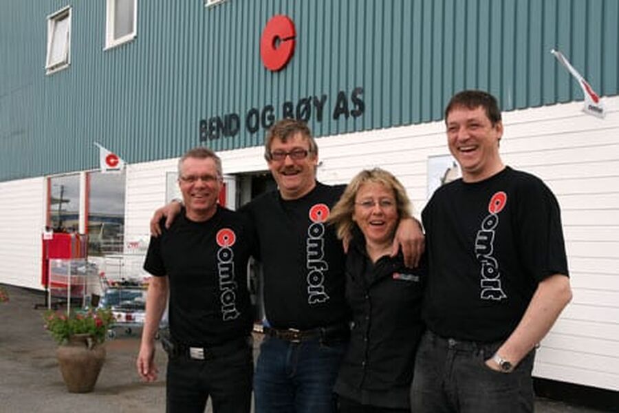 En gledens åpningsdag, eier Jan Henrik Hansen (nr. to fra venstre) samlet med administrasjonen utenfor det nye bygget til Comfort Vadsø Bend & Bøy AS.