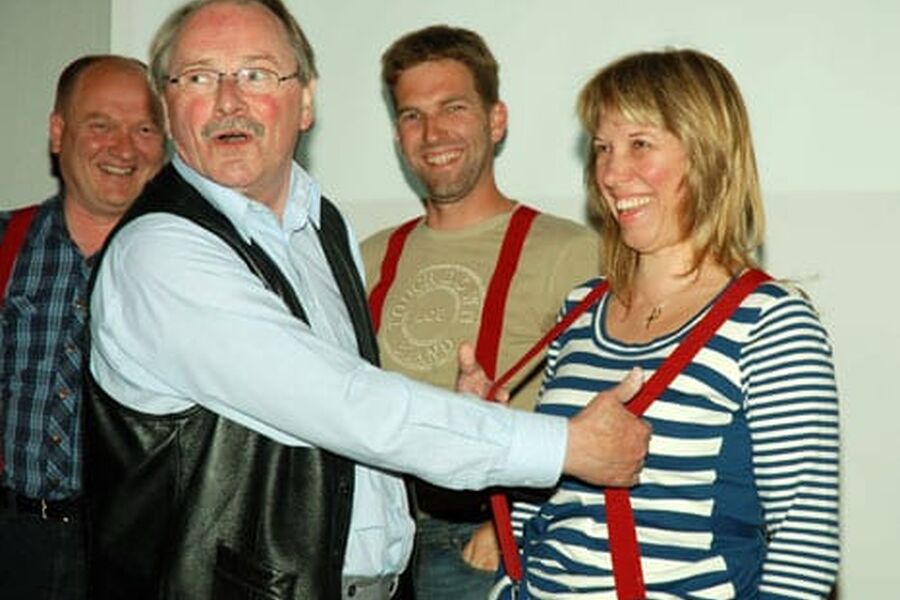 Salgs og markedssjef Jens Østeraas fra Syberg VVS er stø på hånden når han bekler nye medlemmer med premien, røde bukseseler. Her får Gina Nilsen Veidal fra Comfort Fredrikstad sine lekre nye gevanter.