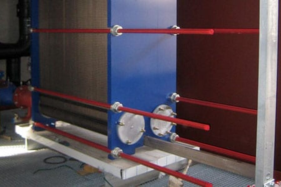 Bildet viser titanfrikjøleren som gir 1,2 megawatt, og tre fordampere samt tre kondensatorer som sitter på tre kjøleaggregater.