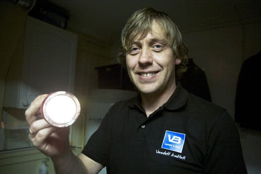 Leter etter drypp: Rørlegger Gerhard Aamodt i Aamodt VVS, Varme & Bad er i gang med Vannsjekken, på jakt etter lekkasjer i norske boliger. (Foto: Lise Bjelland)