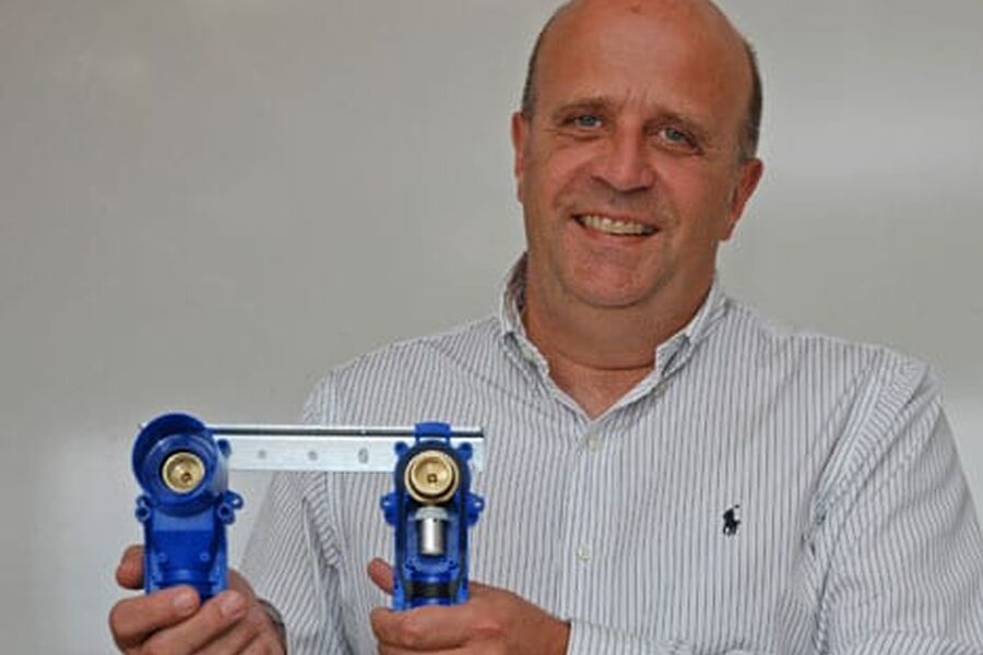 Daglig leder Kurt Larsson med en viktig nyhet fra LK Systems:  Det er en presskobling til koblingsboksen, utviklet etter ønske fra rørleggeren. Som alle våre presskoblinger har denne lekkasjevarsler. Hvis du ikke har gjort det riktig, renner det vann med en gang.