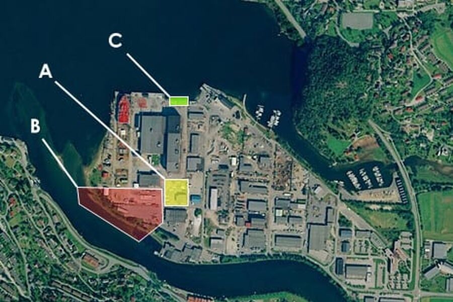 Førde Varmekraftverk skal plasseres på Ytre Øyrane industrisone i Førde (A), ved siden av det kommunale renseanlegget (B). Aktuelt kaiområde for innskiping av biomasse via sjø er tegnet inn (C).