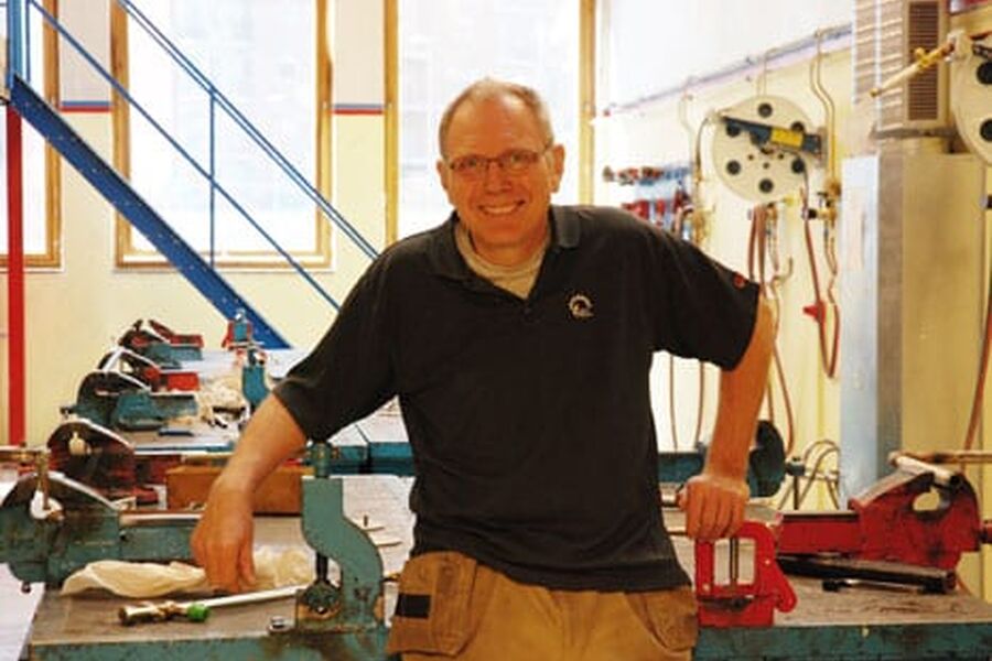  Det er flott, og det er en glede når jeg ser at det blir folk også av mange som ikke gjorde det så bra på skolen. Men så treffer vi dem igjen som baser og rørleggere og familiefolk sier hovedlærer Jan-Erik Henriksen.