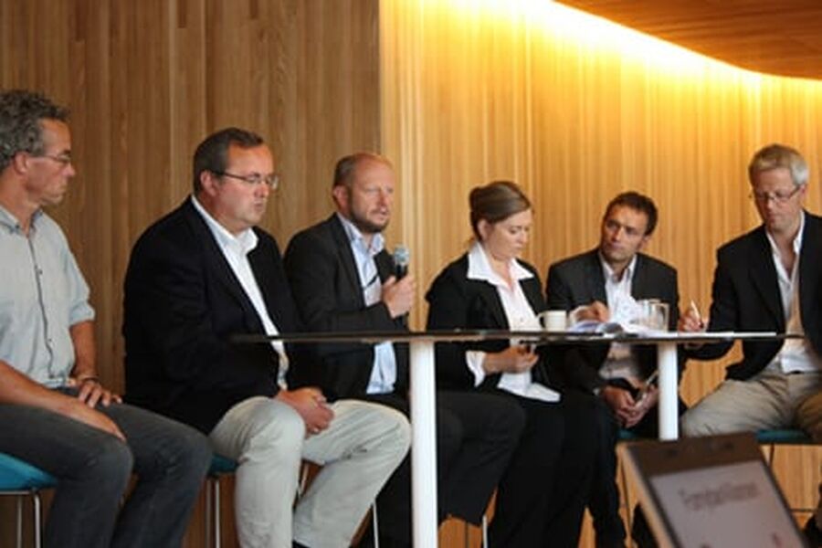 Fra venstre Rasmus Hansson fra WWF Norge, Steinar Bysveen fra EBL, Stein Lier-Hansen fra Norsk Industri, Anne-Kristin Sydnes fra Kirkens Nødhjelp, Arild Hermstad fra Framtiden i våre hender og Jan Thomas Odegard fra Norges Natruvernforbund. Foto: FornybarAlliansen