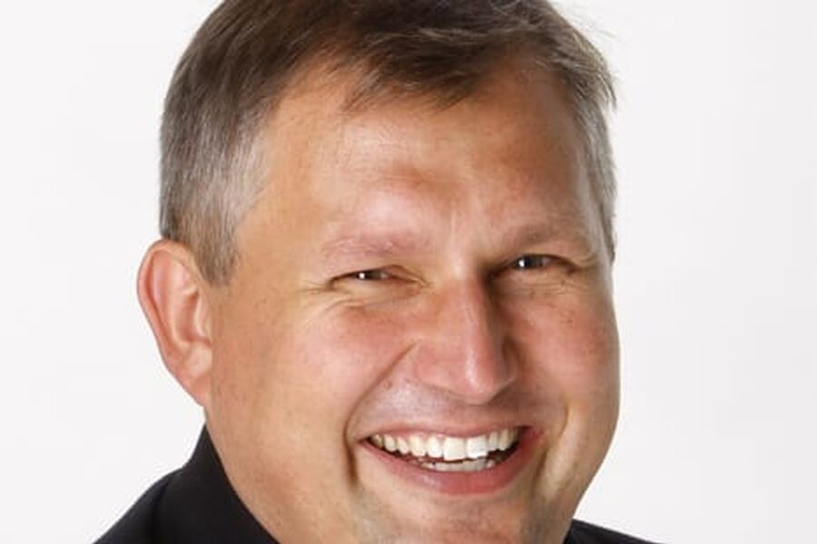 En fornøyd olje- og energiminister Terje Riis-Johansen gjenopptar forhandlingene med Sverige om grønne sertifikater. Foto: Knut Falck - Scanpix.